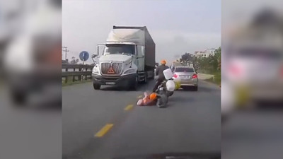 Kamyonun altında kalmaktan son anda kurtuldular: Annenin refleksi faciayı önledi