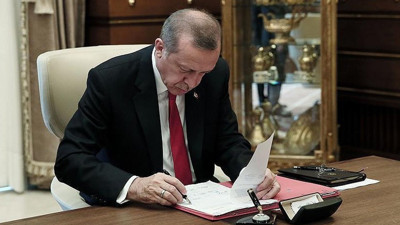Gece yarısı dikkat çeken görevden almalar. Cumhurbaşkanı Erdoğan TÜİK Başkan Yardımcısı Fatih Şahin'i görevden aldı. Çalışma ve Sosyal ve Güvenlik Bakanlığı'nda flaş görevden alma. İsrail'e de büyükelçi atandı.