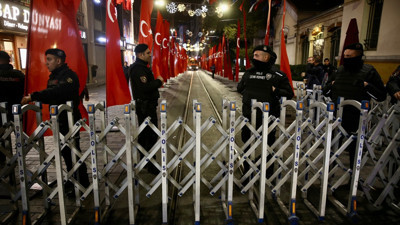 İstiklal Caddesi'nde ağaç ve beton saksılar kaldırıldı. Cadde yaya trafiğine yeniden açıldı
