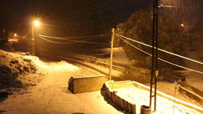 Birçok ilde kar yağışı. Birçok ilde kar yağışı etkili oluyor. Kar nedeniyle her taraf beyaza büründü. Kar kalınlığı 10 santimetreyi geçti. Araçlar kar nedeniyle zor anlar yaşadı