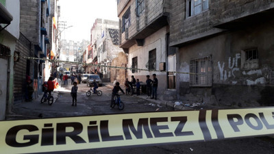 Husumetlilerin kavgası çocukları vurdu! Husumetli iki aile çatıştı sokakta oynayan 3 çocuk yaralandı. Tüfekle yaralanan çocuklardan birinin durumu ağır