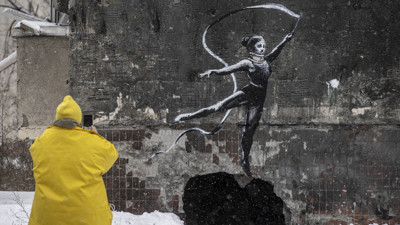 Dünyaca ünlü sanatçı Bansky'den Kiev'e imza. Rusya Ukrayna savaşı devam ederken İngiliz sokak sanatçısı Bansky Kiev'in bazı bölgelerine grafitiler çizdi
