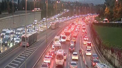 Ara tatil bitti sabah trafiği kilitlendi. İstanbul'da sabah trafiğinde yoğunluk haritası yüzde 60'ı geçti