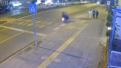 Meğer olayın ardında TikTok varmış. Yolda yürüyen öğrencilere motosikletten cisim fırlatmışlardı. Genç kızı neredeyse kör bırakacak olayda flaş detay!