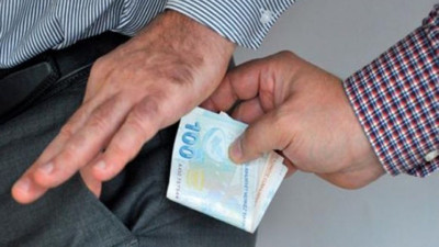 İcra memuruna rüşvetten tutuklama: İcralık otomobillere rüşvet alarak 'borç ödenecek' ibaresi koyup icraları kaldırıyordu