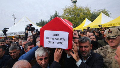 Karkamış'a yapılan roket saldırısında hayatını kaybeden 5 yaşındaki Hasan'ın cenazesi toprağa verildi! Devlet erkanının da bulunduğu cenazede gözyaşları sel oldu