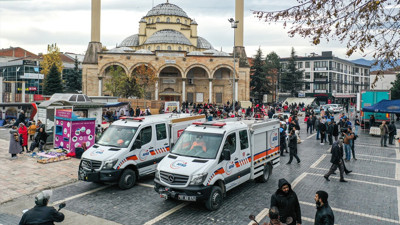 Düzce depreminde ölü ve yaralı sayısı artıyor. Depremde yıkılan bina olmadı ancak yüksekten düşen ve kalp krizi geçiren bazı vatandaşlar hayatını kaybetti