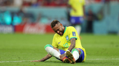 Brezilya'da Neymar şoku yaşanıyor! Sırbistan karşısında sakatlanarak oyuna devam edemeyen Neymar'ın turnuvayı kapatması gündemde