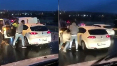 Bakırköy'de trafiğin ortasında dehşet anları!  D - 100'de 4 kişi, trafikte yol verme tartışması yaşadıkları sürücüye levye, tekme ve yumruklarla saldırdı
