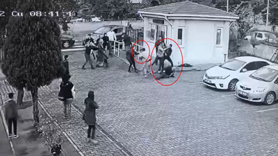 Dayakçı öğretmene okulda öğretmene tekmeli-yumruklu saldırı kamerada