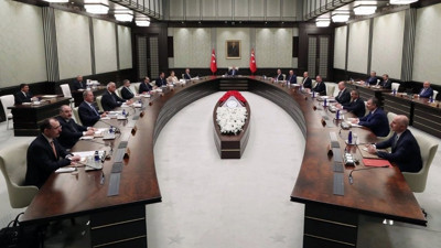 Kabine bugün toplanıyor. Gündemde ağırlıklı olarak olası kara harekatının yanı sıra terör, ekonomi ve milyonlarca kişinin beklediği EYT düzenlemesi ile sözleşmeli personel konusu olacak