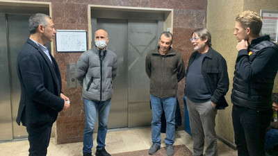 Göztepe Kulübü Başkanı Rasmus Ankersen, derbi maçta yaralanan taraftarın ailesini ziyaret etti