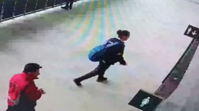 Olaylı Göztepe-Altay derbisine ait yeni görüntüler! Sis ve işaret fişeğini stadyuma ambulans şoförleri soktu