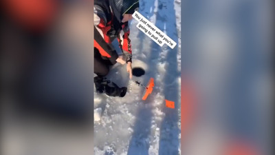 Buzda balık yakalamayı bekliyordu: Oltasını çekince hayatının şokunu yaşadı!