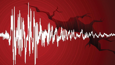 Ege Denizi'nde 4,9 büyüklüğünde korkutan deprem! Yunanistan fena sallandı