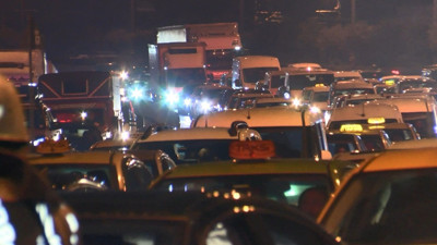 Bayrampaşa TEM'de zincirleme kazalar birbirine karıştı! 5 otomobil iki farklı zincirleme kazaya karışınca trafik felç oldu