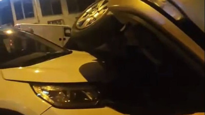 Kağıt toplayıcısı birbirine çarpan iki arabanın ortasında sıkıştı! Ankara'da feci kaza: İki araç birbirine çarptı olan kağıt toplayıcısına oldu