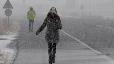 Kar yağışı yolları kapadı. Türkiye'nin iki ilinde kar ve sis nedeniyle ulaşımda aksaklıklar yaşanıyor