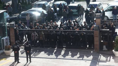 Ankara'da özel halk otobüsü şoförleri ayağa kalktı. CHP Genel Merkezi'nde önünde toplanan esnaf çağrı yaptı: İstanbul'daki gibi araçlarımızın kiralanmasını talep ediyoruz. Mazot pahalılığının altından kalkamıyoruz