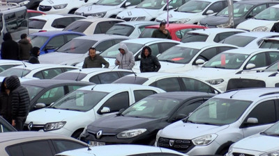 İkinci el otomobillerde artışlar durdurulamıyor. Fiyatlarda satışlar da yarışa girdi. Fiyatlar yüzde 1.45 artsa da satışlarda düşüş yok