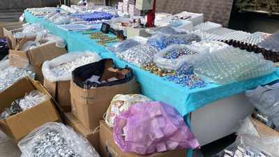 Böyle vicdansızlık yok! Sahte kanser ilacı çetesine baskın. İstanbul'da düzenlenen operasyonda 4 kişi gözaltına alındı 25 bin sahte ilaç ele geçirildi ve bunların çoğu kanser ilacı!