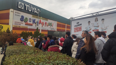 TÜYAP Uluslararası İstanbul Kitap Fuarı'na yoğun ilgi: Sanki bütün İstanbul buraya geliyor gibi