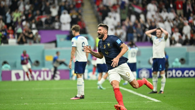 Üç gol, bir penaltı, bir kaçan penaltı... Fransa nefes kesen çeyrek final mücadelesinde İngiltere'yi 2-1'lik skorla eledi