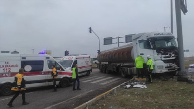 Diyarbakır'da feci kaza: Ambulansla tır birbirine girdi! Ambulanstaki hasta çocuk hayatını kaybetti, sağlık çalışanları yaralı