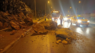 Tek bir araba geçse facia yaşanacaktı: İzmir'de yamaçtan kaya parçaları yola savruldu. Yol kapandı facia ucuz atlatıldı