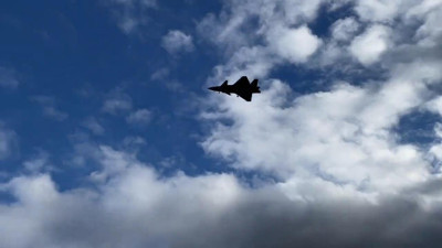 Bayraktar KIZILELMA göklerde! Türkiye'nin öz kaynaklarıyla geliştirdiği ilk insansın savaş savaş uçağı ilk kez havalandı. Bayraktar sevincini bu sözlerle paylaştı: Daha fazla yerde tutamadık uçtu!