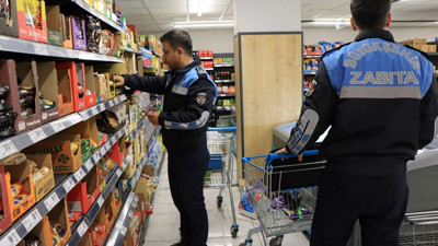 Rekabet Kurumu'ndan zincir marketler kararı çıktı. Kartel soruşturmasında tedarikçi niteliğindeki 13 teşebbüse 878 milyon lira idari para cezası kesildi. Ceza alan şirketler arasında Coca Cola, Doğanay Gıda, ETİ, Pepsi, Şölen Çikolata da var