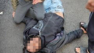 Ölen dedesinin evinde hırsızı gördü…Mahalleliden yardım alarak hırsızı darp etti