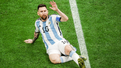 Fransa'daki görüntü Lionel Messi hayranlarını ayağa kaldırdı! Lionel Messi'nin, PSG forması bir kafenin girişinde paspas olarak kullanıldı