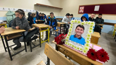 Beden eğitimi dersinde fenalaşıp hayatını kaybeden 12 yaşındaki Mehmet Eren'i arkadaşları unutmadı: Boş kalan sırasına karanfil bıraktılar