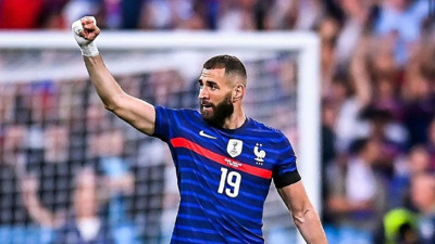 Sakatlığı nedeniyle 2022 Dünya Kupası'nda forma giyemeyen Karim Benzema, Fransa Milli Takımı'nı bıraktığını açıkladı