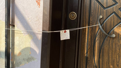 Hatay'da 4.8'lik depremin hasar kontrolü yapılıyor. Kırıkhan'da deprem nedeniyle büyük hasar gören 6 ev boşaltılarak mühürlendi