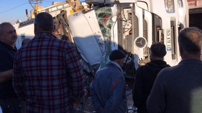 Mardin'de TIR bir çocuğa çarptıktan sonra devrildi. Şoför hayatını kaybetti