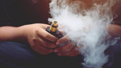 Ortaokul öğrencileri birbirlerine elektronik sigara ikram ediyor! Cengiz Semercioğlu yazdı. Okul sıralarına kadar düştü. Yasak deniliyor ama AVM mağazalarında bile satılıyor!