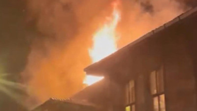 İstanbul güne alevlerle birlikte uyandı. Fatihte bulunan tarihi 3 katlı ahşap binada tüplü televizyon patladı çatı alev alev yandı