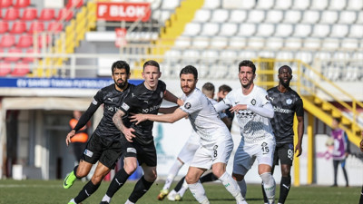 Altaylı oyunculardan şok protesto! Maçın son dakikalarında hareketsiz durup hakem Buğra Taşkınsoy'un maçı bitirmesini beklediler