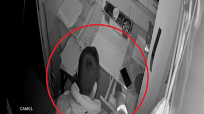 Cami tuvaleti hırsızın hedefi oldu. Bir kişi girdiği umumi tuvaletteki paraları aldı