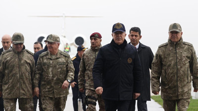 Bakan Akar ve komutanlar Suriye sınırında. TSK komuta kademesi Milli Savunma Bakanı Hulusi Akar ile birlikte sınır hattında incelemelerde bulunuyor