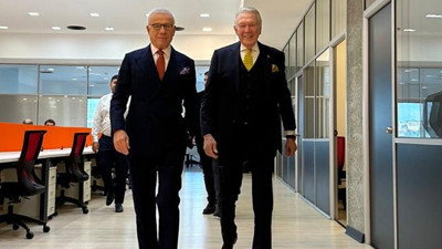 Medyatava iki dev ismi yıllar sonra yan yana görüntüledi. Duayen televizyoncu Uğur Dündar ile usta gazeteci Ertuğrul Özkök tv100'de bir araya geldi