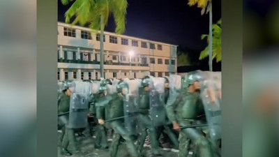 Brezilya'daki askeri geçit töreni sosyal medyada gündem oldu: Adımlarını ayarlayamayan bazı askerler, önündekileri tekmeledi