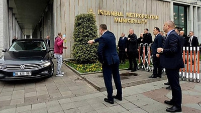 Ruhsatı alınan simitçi İBB'nin önünde kendini yakmaya çalıştı! Saraçhane'de şok olay yaşandı Ekrem İmamoğlu'yla görüşmek isteyen simitçi üzerine benzin döktü