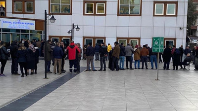 EYT çıktı SGK'nın önünde kuyruklar oluştu. EYT düzenlemesinin detayları. Yaş sınırı kalktı peki kurum ayrımı var mı, kimler yararlanabiliyor, başvuru için ne yapmak gerekiyor İşte EYT hakkında her şey