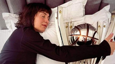 Çukurova Basketbol Mersin Yenişehir Belediyesi'nin oyun kurucusu Asena Yalçın, Lionel Messi'ye gönderme yaptı: İşine bak kardeşim