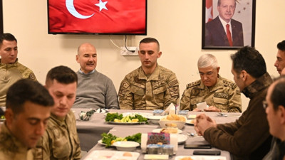 İçişleri Bakanı Soylu, İran sınırındaki jandarmalarla yeni yılın ilk kahvaltısını yaptı