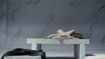 Serenay Sarıkaya ve Burak Deniz, Şahmaran dizisi için soyundu