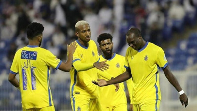 Ne yaptın sen Vincent Aboubakar! Vincent Aboubakar takım arkadaşı Talisca'nın üzerine yürüdü, Talisca'yı dövmeye kalktı!